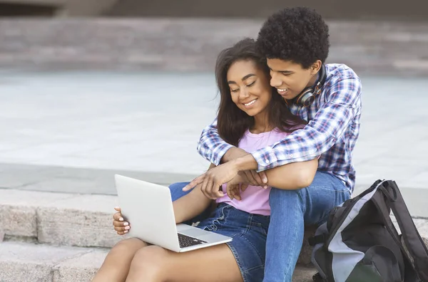 Par tonåringar i kärlek med laptop utomhus tillsammans — Stockfoto