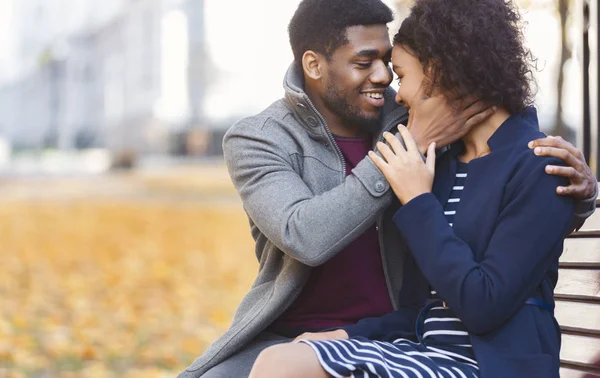 Homem afro romântico dizendo a sua mulher sobre seus sentimentos — Fotografia de Stock