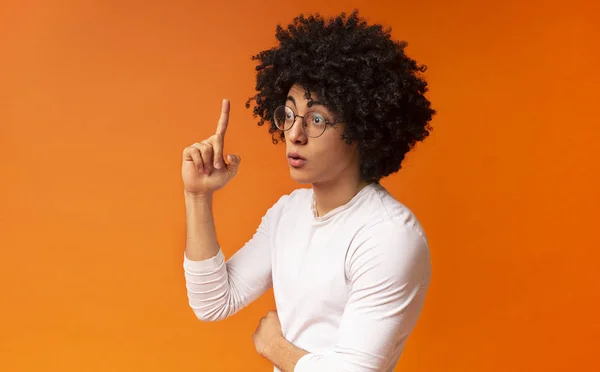 Joven afroamericano teniendo idea, señalando con el dedo hacia arriba — Foto de Stock