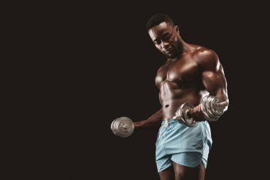 Siyah yakışıklı fitness modeli halter kıvırmak yapma