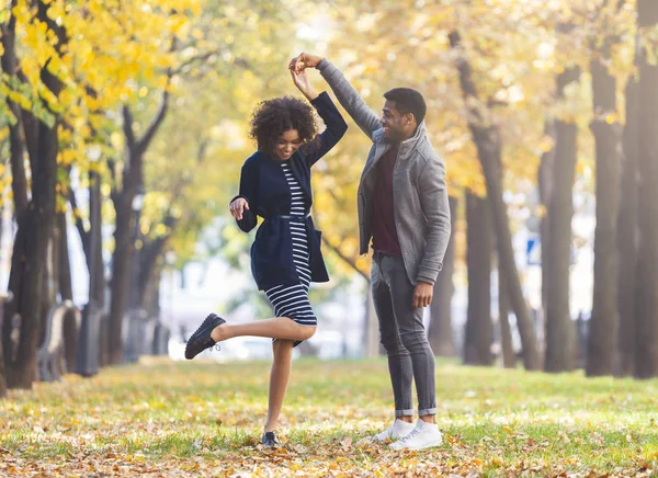 Pareja enamorada bailando juntos en el parque de otoño —  Fotos de Stock