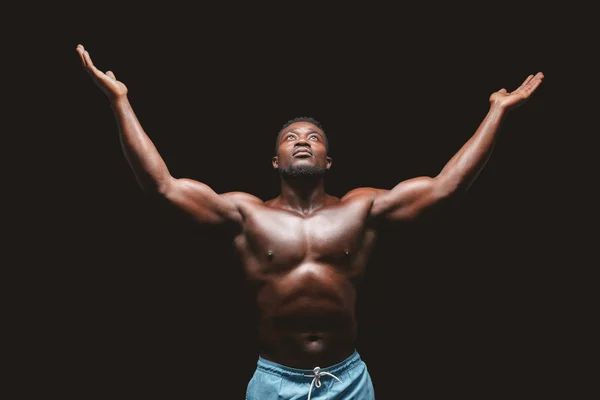 Sebejistý kulturista Afro zdviže ruce nad černou pozadím — Stock fotografie