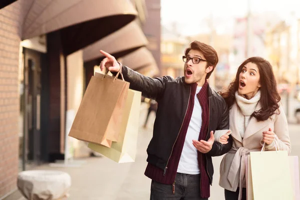 Sorprendido hombre mostrando nueva tienda a la esposa —  Fotos de Stock