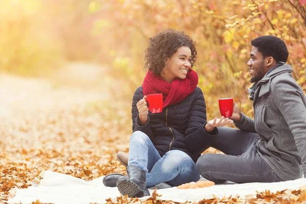 Amante casal passar o tempo juntos no parque de outono — Fotografia de Stock