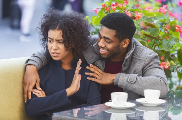 Gülen siyah adam onun kızgın kız arkadaşı neşelendirmek için çalışıyor