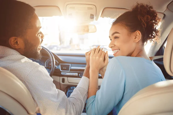 Viajar en coche. Feliz pareja afroamericana cogida de la mano —  Fotos de Stock
