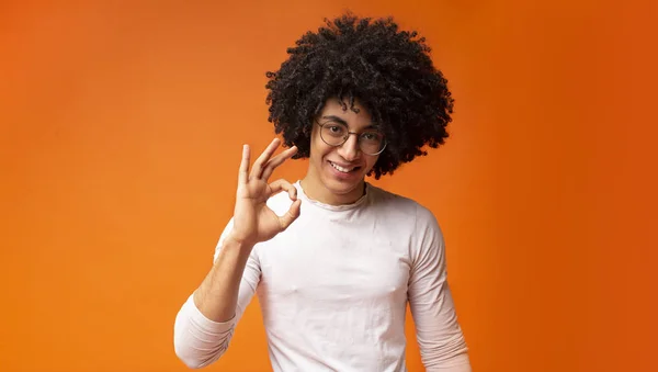 Happy Black Guy gest okej tecken och leende — Stockfoto