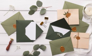 Beyaz düğün davetiyeleri ile yaratıcı renkli zarflar