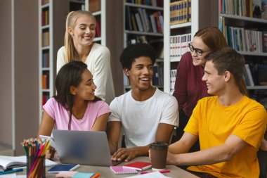 Siyah adam diğer öğrencileri yenilemek için şaka söylüyorum