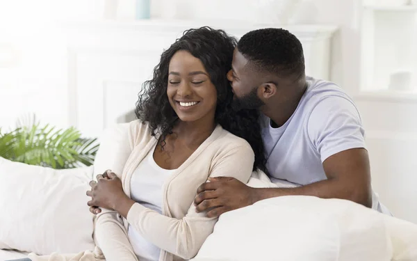 Sussurrando sobre o amor. Casal romântico africano aproveitando o tempo em casa — Fotografia de Stock