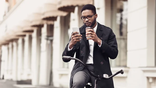 Empresário feliz usando telefone celular, beber café ao ar livre — Fotografia de Stock