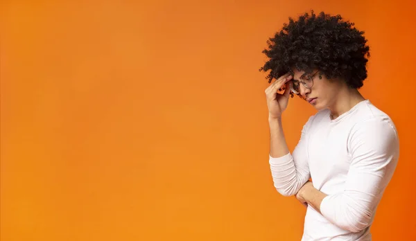 Depressieve Afrikaanse man diep in gedachten, het aanraken van zijn voorhoofd — Stockfoto