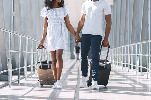 Loving black man and woman going to departure in airport terminal — Stock Photo, Image