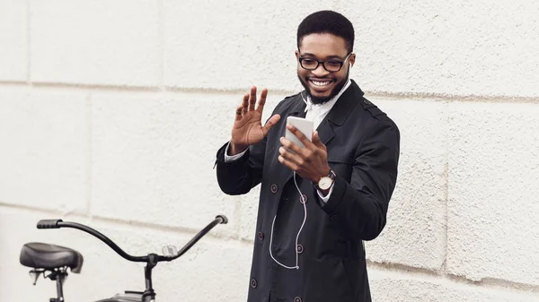 Empresário africano feliz pendular com smartphone, espaço livre — Fotografia de Stock
