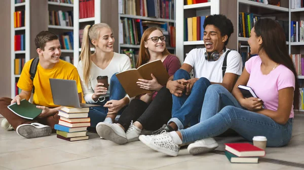 Grupo de amigos adolescentes riendo mientras se preparan para los exámenes — Foto de Stock