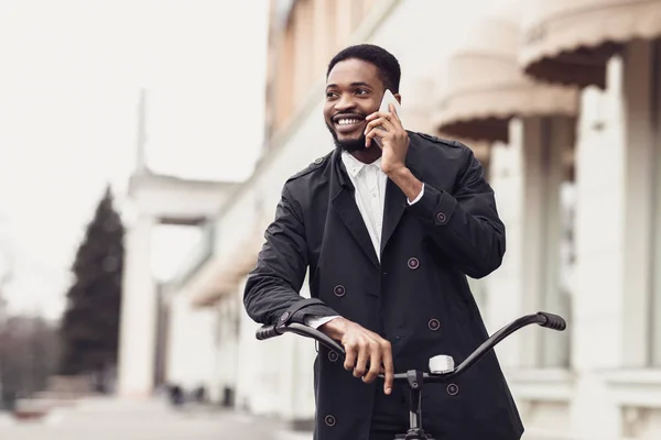 Beau homme parlant au téléphone et conduisant un vélo — Photo