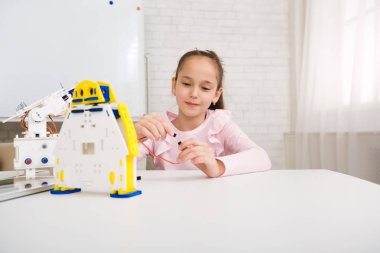 Kız programlama robot, sınıfta teller ile çalışma