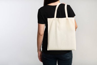 Tanınmayan Kız Beyaz Arka Plan Üzerinde Eko Çanta Holding, Back View