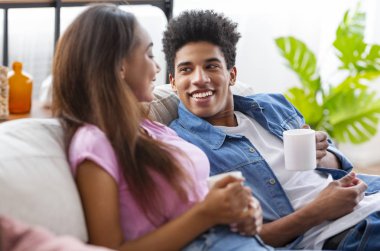 Mutlu siyah adam hayran bakışı ile kız arkadaşı bakıyor