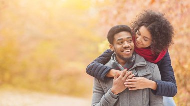 Birlikte olmaktan mutluyum. Sonbahar ormanında sevgi dolu çift