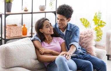 Neşeli genç çift evde tarih zevk