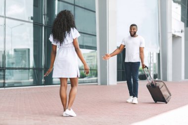 Mutlu Afrikalı adam havaalanında kız arkadaşı toplantı