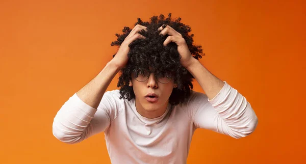 Chocado emocional homem africano rendendo seu cabelo em gesto desesperado — Fotografia de Stock