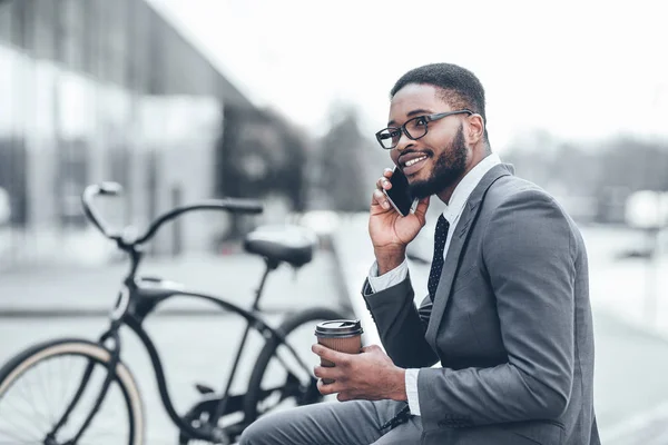 Πάντα σε επαφή. Ο Αφρο επιχειρηματίας μιλάει στο τηλέφωνο. — Φωτογραφία Αρχείου