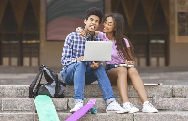Couple of black teens sitting on stairs with laptop — Stock Photo, Image