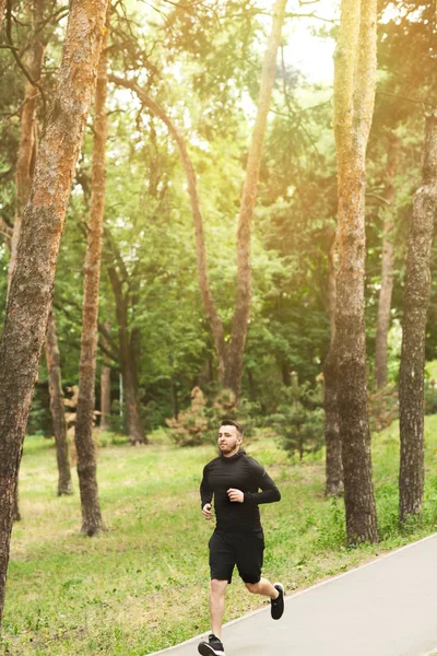 Entrenamiento matutino. corredor masculino corriendo en parque al aire libre —  Fotos de Stock
