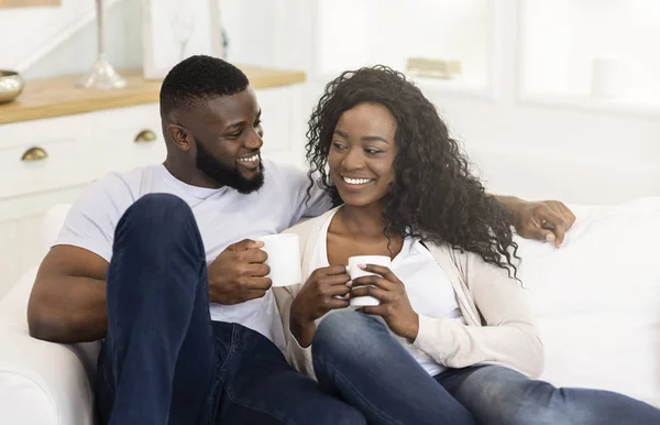 Молода пара витрачає час разом, пити каву в домашніх умовах — стокове фото