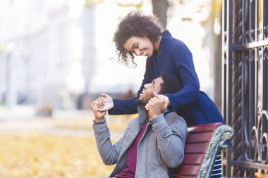 Siyah genç kız erkek arkadaşı ile saklambaç oynarken