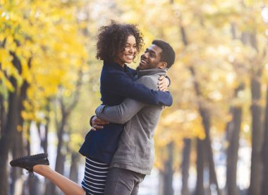 Yakışıklı genç adam ona sarılırken kız arkadaşı kaldırma