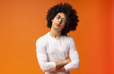 Şüpheci siyah bin yıllık adam, şüpheli kameraya bakıyor