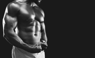 Yan göğüs poz kas afrikalı atlet tarafından perfoming