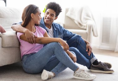 Neşeli Afrikalı çift katta oturan ve konuşurken