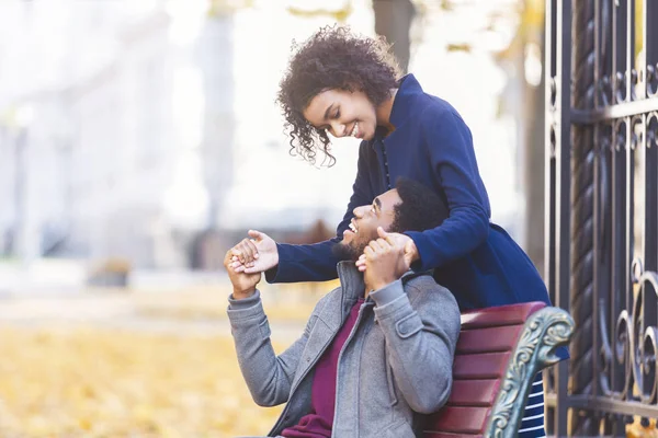 Siyah genç kız erkek arkadaşı ile saklambaç oynarken