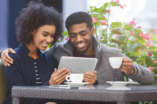 Alegre jovem casal africano compras on-line com tablet — Fotografia de Stock