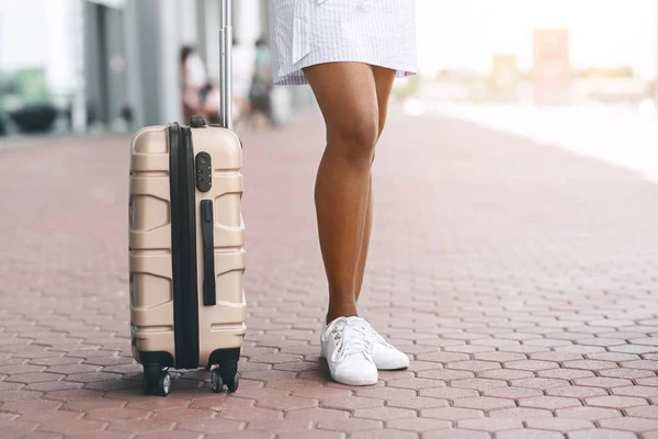 Νέος μαύρος/η γυναίκα με βαλίτσα περιμένει ταξί στο αεροδρόμιο — Φωτογραφία Αρχείου