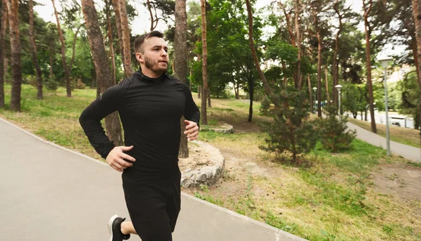 Guapo millennial hombre teniendo cardio entrenamiento al aire libre —  Fotos de Stock