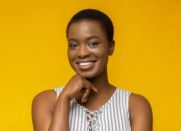 Interessado sorrindo menina afro-americana tocando seu queixo — Fotografia de Stock