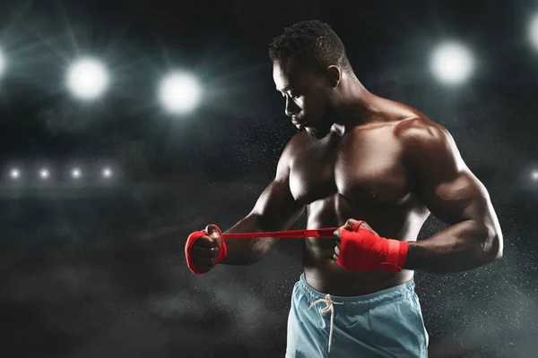 Profesjonalny African American Boxer opakowujące ręce przed walką — Zdjęcie stockowe