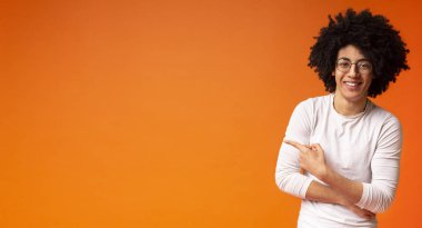 Kopya alanını işaret eden gözlüklü müthiş siyah adam