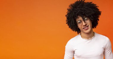 Gür saç modeli ile gözlük siyah adam Portresi