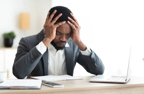 Konkurs. depressiver afrikanischer Geschäftsmann leidet unter Arbeitsunfähigkeit. — Stockfoto