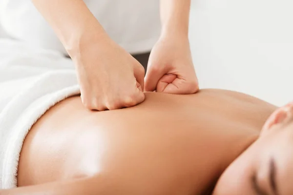 Mulher recebendo tratamento corporal, recebendo de volta massagem — Fotografia de Stock
