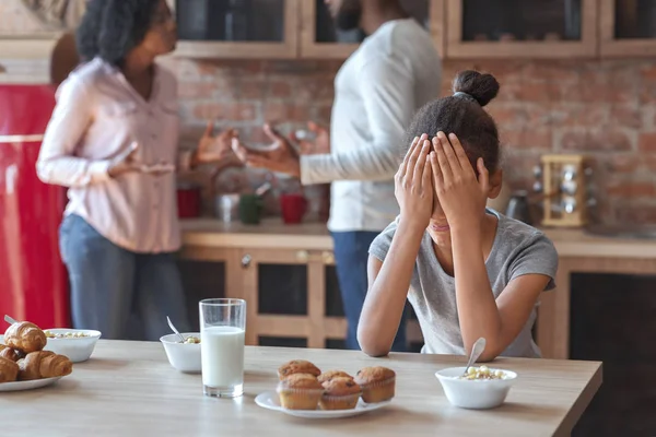 Африканская девушка плачет на кухне, когда родители дерутся — стоковое фото