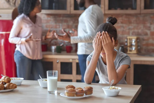 Ragazza africana che piange in cucina come genitori che combattono — Foto Stock