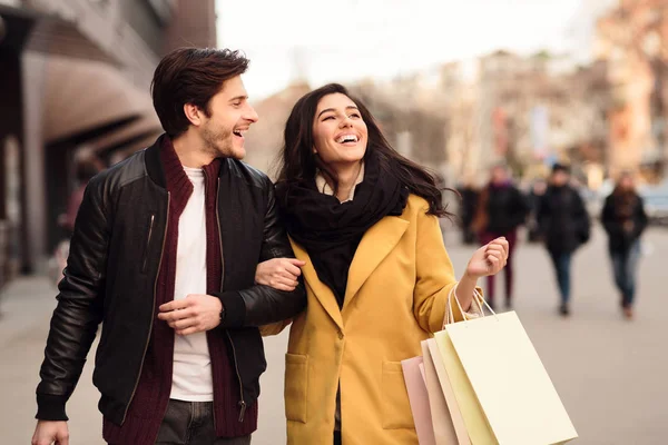 Felice coppia millenaria facendo shopping nel fine settimana — Foto Stock