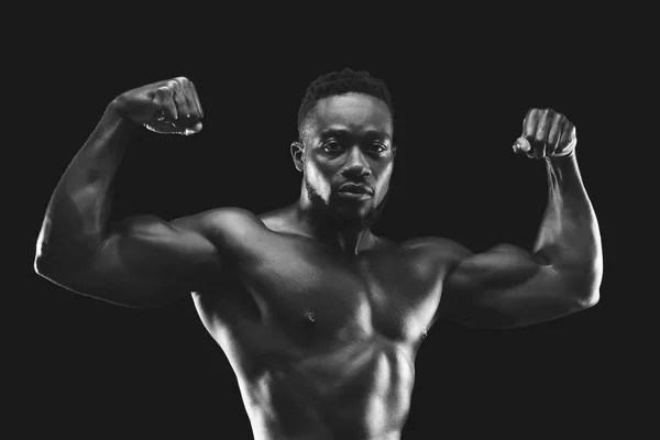 Bodybuilder noir professionnel démontrant ses incroyables musculs — Photo
